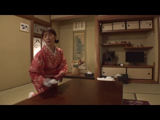 在夫妻經營的旅館被大叔客人叫去喝酒…即使迎接早晨也沒完沒了的中出接待，墮落的妻子 山岸綺花 PRED-796