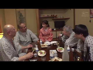 在夫妻經營的旅館被大叔客人叫去喝酒…即使迎接早晨也沒完沒了的中出接待，墮落的妻子 山岸綺花 PRED-796