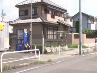 手铐钥匙在波多野结衣的小穴中 裸露下半身的美人妻说着「拜託帮我拿钥匙」拜託下是要帮忙还是就直接侵犯？ NHDTA-602