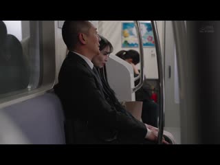 最終自慰電車 空無一人的車廂裡，美麗的毛髮OL展開股間，自慰聲響彌漫… 鈴木真夕 MOON-041