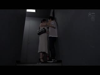 被妈妈朋友引诱的交友软体，一起甜蜜饲养着‘推的年轻人’。 JUQ-591