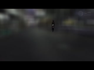 【站街女】似乎不寻常的模特儿身材美女因被摄影机发现而突然变得不高兴。但是她无法抵抗无套肉棒，最终被未经许可地灌入精液......。 GESY-078