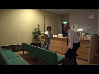 用大胸部诱惑躺着的患者的性癖人妻牙助 奥田咲 SONE-134