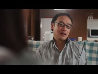 我是继父的肉棒打手枪对象。从那天起，我对他恨之入骨。我成了妈妈的替身，被变态继父当成泡泡浴女服务，穿着过激服装被侵犯，被强迫口交，被强迫穿上过激服装，被持续强暴20发中出，让我持续被调教。 三滨唯 MIDV-972