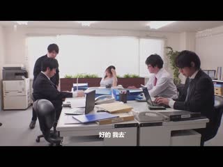 这是对部下严厉的肉感女上司性骚扰后生气做爱的故事。 舞羽美翔 JUL-986