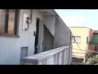 被两侧邻居中年男性盯上的入居者。 轻啜人妻婀娜多姿的身躯…。中年三明治性交 美咲环奈 JUQ-263