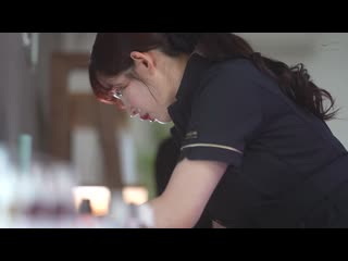 陪著妻子去逛的化妝品專櫃的美容顧問，用肉厚豐滿的嘴唇和挑逗的眼神，讓臉部成為性器，一生只有一次的出軌機會 偷吻妻子，無法回頭，合體舌吻全套啪啪啪中出不倫 二羽紗愛 DVAJ-705