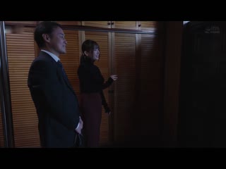 发现到不贞行为的「被搞上的妻子」，为了让丈夫知道不伦的滋味，在家裡叫第三者在丈夫面前看着做爱 波多野结衣 MOON-028