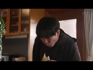 「絕對絕對…一定要保密…」被騙的妻子在休息日 與在女性用風俗店出現的兒子朋友沉溺於幽會。水野由香 ROE-384