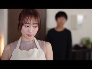 掃除時毫無防備的屁股被立刻插入，竟然以露出肛門的狀態瘋狂高潮，沉溺於多次無套性愛的美麗人妻大屁股家政婦 白石茉莉奈 JUR-408