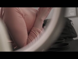 认真的OL穿着不正常打扮自己去被搓揉的紧张痴汉沼 鹫尾芽衣 SONE-265