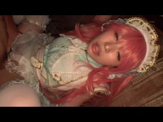 被留在充满活力的雄性群中的稚嫩少女。 纯真美少女被男人们围绕混乱地转动并疯狂地交配无法纪律 22连发4小时！！ MUCD-339