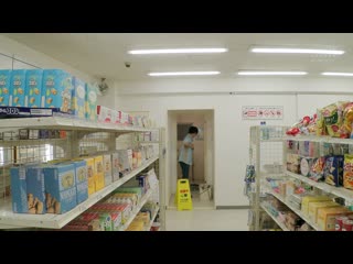 在繁华街工作的平凡便利商店店员，和身材超棒的大人气陪酒小姐展开如梦似幻的恋爱 七濑爱丽丝 EBWH-242