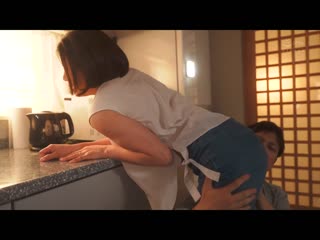 与最爱母亲喝酒交织的一夜。沉溺在酒精与潮吹成为大人的我。 友田真希 ROE-187