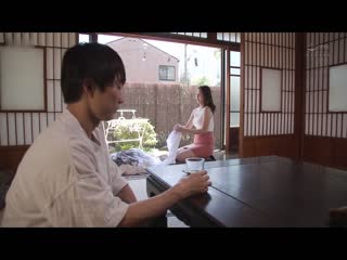 绝对不能出手的危险美丽姊姊与我是没有血缘关係的继姊弟…。 被姊弟关係绑住的两人、沉溺在禁断中出不伦的夏日。 青田悠华 JUL-806