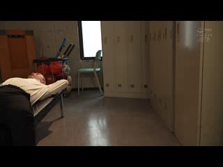 保健室的人妻 被血气方刚学生的肌肉裸露巨根搞到高潮… 波多野结衣 NGOD-253