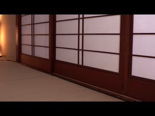 因为人事考绩即将开始，即使连续加班也不气馁的丈夫上司，带上我妻子一同出差到外地…。虽然不满，不过妻子还是勉强答应了。到了下週，虽然不情愿，不过还是来到山间温泉旅馆。在与性骚扰上司喝酒时，妻子被上司下药，在无防备的浴衣姿态下沉沉睡着…！ 美咲佳奈 NGOD-251