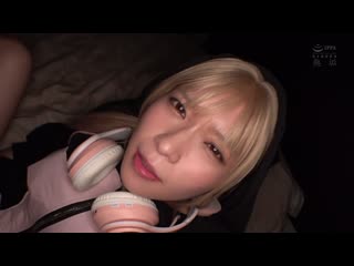 萌袖 细身美脚 尽情中出 对从顺角色扮演少女猛烈抽插 绝对着衣性交 圆井萌华 MUKC-084