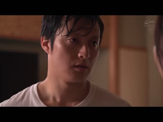 突然的豪雨―。 大雨让家人无法回家的那一天。与被雨淋湿透的继姊、持续肉体交合…。 上羽绚 JUQ-598