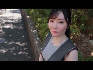 难以亲近的气氛。其实…想要尽心尽力，能幹人妻的「顺从」本质。新人 七濑理红 AV出道 ＃研究所毕业的秀才人妻＃在投资银行工作的能幹OL JUQ-524