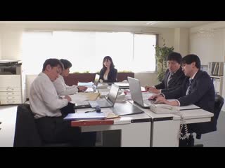 这是对部下严厉的肉感女上司性骚扰后生气做爱的故事。 日下部加奈 JUQ-187
