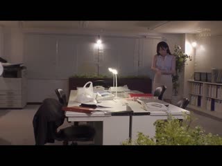这是对部下严厉的肉感女上司性骚扰后生气做爱的故事。 日下部加奈 JUQ-187
