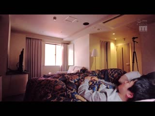 咦、真的要在这裡…让男人潮吹！！？ 约会中、不能出声被人发现的紧张状况下强制射精・让男人潮吹的小恶魔挑逗大姊  小野六花 MIDV-108