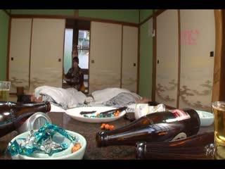 在温泉旅馆认真工作的女性，看到从未看到的肉棒忍不住兴奋的发情起来… RDD-140