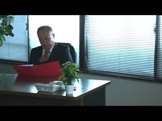 人妻秘书、满是汗水接吻社长室中出性交 上羽绚 JUQ-551