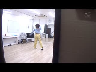 握手会上，我也想站在对面，憧憬着歌唱和舞蹈，将青春全力投入的前地下偶像「时藤结菜」，因为与前男友的情色自拍而觉醒了性的开放，现在，我就在这裡。 CAWD-828