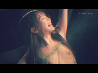对贫乳女子喷水与润滑液让她头髮肌肤湿透就这样搞上 松本一香 MXGS-1302