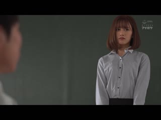 喝下利尿剂无法忍耐在学生眼前持续失禁高潮的美人女教师 美脚颤抖大腿湿透濡害羞的强制失禁轮姦 希岛爱理 IPZZ-053