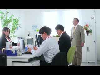 隱藏爆乳OL因為業績未達標今天起將全裸上班一週。我會用我的身體盡力服侍大家,支持大家。鷲尾芽衣 SONE-851