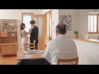 我儿子的妻子以前是个裸体女人，穿着家居服，露出桃色屁股，在没有意识到的情况下要求内射背部活塞。 EBWH-094