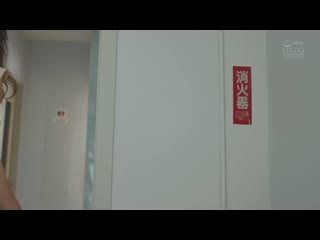被发现了推特帐号，穿着迷你裙上课的女教师 夏目彩春 ADN-662