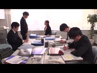 这是对部下严厉的肉感女上司性骚扰后生气做爱的故事。 君冢日向 JUQ-264