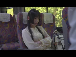 大型连休搭高速巴士因为事故塞车…。回到都内还有7小时、不能出声状况下被身边人妻呢喃诱惑。（2023年7月末日） 纱仓真菜 STARS-970