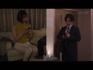 与以前交往的同学再会后就这样搞起双重不伦…。穿着当时的水手服如同昔日般抽插復活青春性爱 铃木真夕 SDMU-996