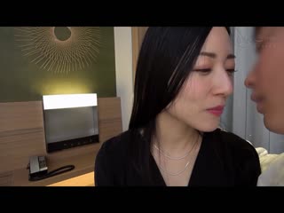 从耳膜发出令人勃起的低语声音，以及拥有美丽巨乳的纤细身材，让男人为之倾倒的妖娆已婚女人！充满成人性的淫荡女士唿吁外遇并乞求中出！ ！性感内衣秀理性，裸围裙穿到蛋蛋都空了！ w [Mio，26岁，结婚2年] MFCW-024