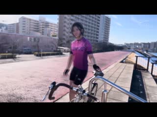 新人 仔细看真可爱！ 骑着公路脚踏车的女大生脱下紧身车衣中出AV出道 角名紬 HMN-165