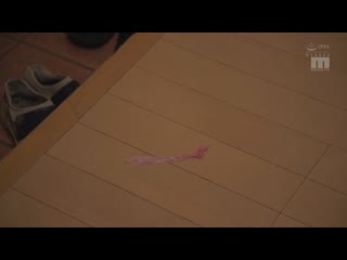 看到来参加住宿会的女友看着哥哥今天也完全勃起！「拜託…！今天请你冷静一下…」匆忙地偷偷地帮他射精 泉百华 MIDA-090