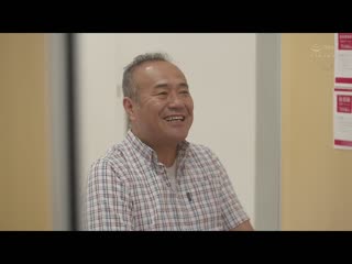 体液分泌流汗人妻房仲 中年大叔介绍物件黏着羞耻 向井蓝 JUQ-177