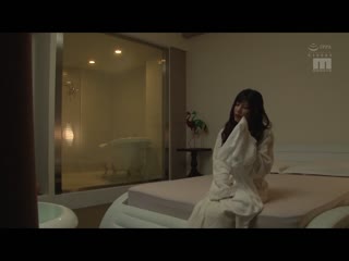 妻子返乡不在中、与爽到骨子裡的最棒爱人中出做爱不伦生活 蓝芽水月 MIDE-979