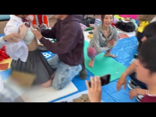 和任何人都可以無限插入！無限插入新城鎮 只要每月繳納固定自治會費，就能在鎮上的任何地方（便利商店、飲食店、慈善義賣會場、運動健身房…等）和人妻或學生，甚至是任何人隨時隨地24小時無限插入！ HUNTC-449