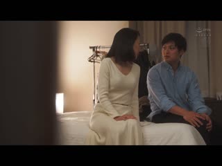 待望的电击移籍！！官能美熟女玛丹娜降临―！！ 上京前、与最爱母亲度过最初与最后的3日间―。不拔出追击中出母子相姦 濑尾礼子 ROE-148