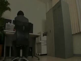 美丽的空姐穿着黑裤袜让人觉得淫荡、她们抛媚眼引诱着我。我的勃起肉棒一面害羞一面在超棒技巧下受不了射精了 DJSG-110
