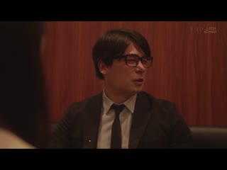 五年不见的唯井变得漂亮得就像不同一个人，于是输给了性慾幹起了唾液交杂浓烈接吻不伦的我是最差劲的现役教师。唯井真寻 STARS-687