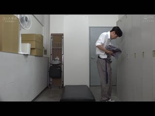 学校更衣室的缝隙是我们的做爱场所！偷偷做爱被发现后，与偷窥的欲求不满女子们做爱连锁性爱！ HUNTC-174