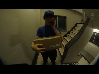 在配送公司工作的漂亮單親媽媽和學生打工仔在各處進行濃厚愛愛SEX 以〈母親〉和〈女人〉的雙重工作，香苗小姐非常忙碌！！ 夢實香苗 MFYD-031