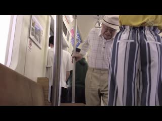 人妻与粘着痴汉跟踪者老人 波多野结衣 GVG-902